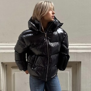 Veste d'hiver matelassée pour femme 2025 OEM en coton teint, zippée, boutonnée, respirante, imperméable, coupe-vent, à capuche, imprimée sur mesure - Product Image 5