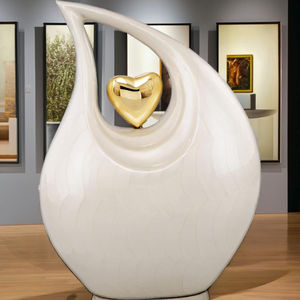 Urne funéraire moderne de luxe en métal, faite à la main, design personnalisé, avec un joli cœur doré pour les cendres humaines, à usage décoratif - Product Image 3