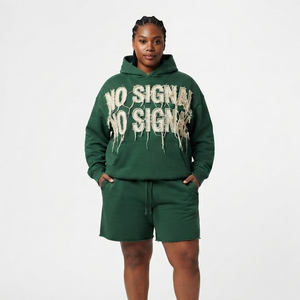 Ensemble décontracté grande taille en molleton de coton avec broderies effet usé, comprenant un sweat à capuche ample à manches longues et un short de survêtement - Product Image 1