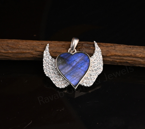 Colgante de Plata 925 con Baño de Rodio y Alas, con Labradorita Natural en Forma de Corazón de 15mm y Detalles de Circonita Cúbica, el Más Vendido para Collares - Product Image 1
