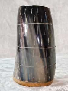 Chope à bière médiévale personnalisée en corne de bœuf de qualité supérieure, écologique, avec base en bois sculptée, pour pub - Product Image 3