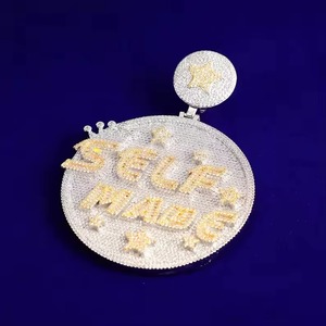 Colgante Personalizado Chapado en Oro de Dos Tonos con Nombre, Estrellas y Corona, Disco Redondo Grande con Letras Brillantes y Diamantes de Moissanita - Product Image 2
