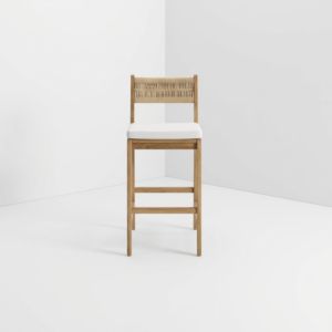 Tabouret de bar extérieur moderne et minimaliste en bois massif avec dossier bas tressé en corde, repose-pieds et coussin de siège pour patio et jardin - Vente en gros et export - Product Image 1