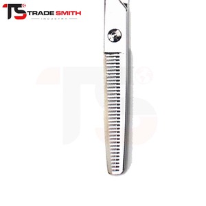 Tijeras de entresacar clásicas TSI Barber de acero inoxidable, herramienta de peluquería para un entresacado confiable y texturizado, y uso profesional en salones. - Product Image 6