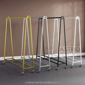 Moderno Exhibidor de Ropa de Acero Inoxidable Blanco Cromado Personalizado, para Trajes, Vestidos de Novia, Vestidos Formales, con Ruedas Móviles - Product Image 1