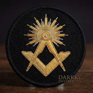 Badge brodé sur mesure fait main en fil d'or et d'argent de qualité supérieure, symbole maçonnique du Soleil, du Compas et du Carré, pour la franc-maçonnerie - Product Image 1