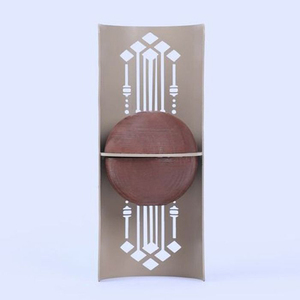 Brûleur d'encens sculptural combinant un écran métallique géométrique découpé au laser avec un accent en forme de vase sphérique en bois naturel - Product Image 3