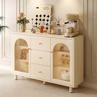 Buffet moderne de luxe blanc crème massif avec portes arquées en acrylique transparent, poignées dorées, acier inoxydable, écologique, pour salon