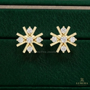 Boucles d'oreilles clous délicates pour filles en or massif, avec diamants en forme de soleil et pierres centrales rondes taillées, et quatre diamants latéraux - Product Image 4