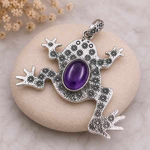Pendentif grenouille bohème en améthyste violette, fait main, en laiton, motif animal inspiré de la nature, serti clos, ovale, plaqué or et argent, pierre précieuse - Product Image 3