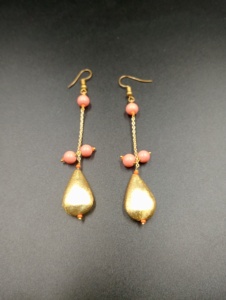 Boucles d'oreilles en laiton plaqué or Amaira Jewels en forme de goutte d'eau avec perles d'imitation, bijoux de mariage classiques pour femmes - Product Image 1