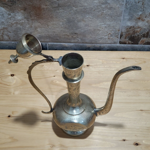 Pichet décoratif indien en laiton surahi, gravé à la main, avec long bec et couvercle, pour la décoration intérieure - Product Image 4