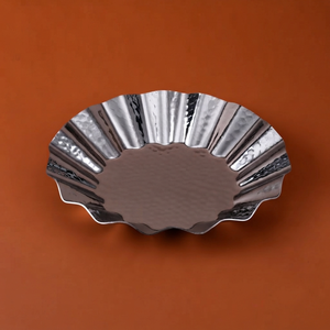 Bol à chocolat en métal martelé avec un élégant bord festonné, un centre de table moderne et saisissant pour les dîners raffinés - Product Image 1