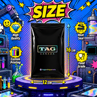 Sachet d'emballage en plastique noir brillant imprimé sur mesure, faible MOQ 100 pièces, pochette à fermeture arrière pour cartes à collectionner et emballage de snacks