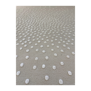 Tapis d'intérieur moderne personnalisé en laine tuftée à la main, à poils ras, motif géométrique treillis, tons terreux taupe et bleu ciel côtier, pour l'hôtellerie - Product Image 5
