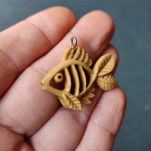 Pendentif poisson en bois, motif feuille sculptée, couleur naturelle, accessoire de bijouterie artisanale - Product Image 4