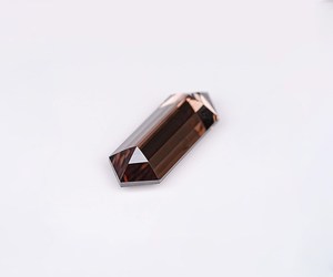 Anillos con Diamante Cultivado en Laboratorio de Color Marrón Fantasía Hexagonal Alargado de 2.03 CT, Certificado IGI, OM GEMS, Gran Venta - Product Image 5