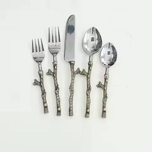 Juego de cubiertos metálicos de última tendencia que convierte las comidas cotidianas en experiencias refinadas. Núcleo de acero inoxidable que garantiza resistencia y durabilidad. - Product Image 4