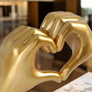 Escultura de Manos en Forma de Corazón de Metal con Acabado Dorado, Perfecta para Decoración Moderna del Hogar, Encimera de Cocina, Exhibición en Hoteles y Restaurantes - Product Image 2