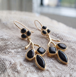 Pendientes Colgantes de Ónix Negro en Tono Dorado, Joyería Floral con Diseño de Flor para Mujer - Product Image 1