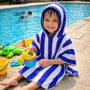 Poncho de bain pour enfants à rayures Cabana, en coton éponge doux, absorbant et à séchage rapide, idéal pour la piscine, la plage, les centres de villégiature et les hôtels, avec un toucher doux et des rayures teintes en fil. - Product Image 2