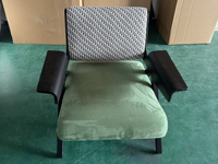 Fauteuil rembourré en bois massif de style moderne du milieu du siècle, avec assise en velours vert et dossier à motifs, pour hôtel et café