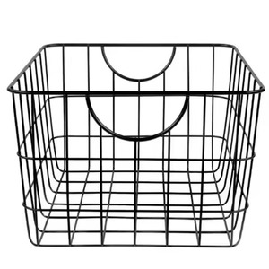 Panier à fruits carré tendance en fil métallique de laiton, bac de rangement en grille métallique pour l'organisation de la cuisine et du garde-manger - Product Image 3