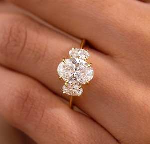 Anillo de Diamantes Cultivados en Laboratorio de Oro Amarillo de 9k de Lujo, Anillo de Compromiso con 3 Diamantes Cultivados en Laboratorio de Corte Ovalado, Anillo Clásico con Garras - Product Image 1