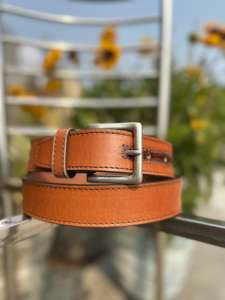 Ceinture en cuir artisanale vintage pour homme avec broderie et boucle en cuivre, largeur 3,5 cm - Product Image 3