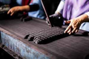 ถ่านหูคาไร้กลิ่น ผลิตในอินโดนีเซีย จากเปลือกมะพร้าว 100% รูปทรงและขนาดที่ดีที่สุด ใช้ได้นาน 2-4 ชั่วโมง น้ำหนัก 1 กก./กล่อง - Product Image 4