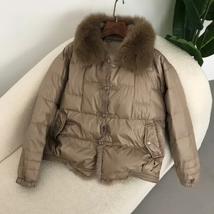 Manteau à capuche pour femme en polyester noir rembourré, col en fourrure, manches longues, style élégant, vêtement d'extérieur chaud pour l'hiver, longueur moyenne, couleur unie - Product Image 2