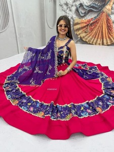 Ensemble Lehenga Choli en Soie de Luxe avec Broderie Miroir et Imprimé, Tenue Traditionnelle Indienne Élégante et Ethnique, Modèle de Créateur pour Mariage Nuptial - Product Image 4