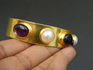 กำไลทองเหลืองแบบกำหนดเอง ประดับด้วยหินเรซิ่นหลากสี บนกำไลทองเหลืองดีไซน์ทันสมัย โดย Universal Overseas - Product Image 5