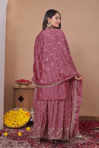 Ensemble Sharara indien pakistanais magnifique et design en tissu Chinon, idéal pour les fêtes, les mariages, les occasions royales, traditionnelles et décontractées. - Product Image 4