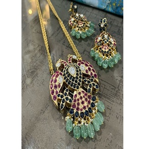 Ensemble collier et boucles d'oreilles élégant en laiton plaqué or de qualité supérieure avec pierres de moissanite, style classique, idéal pour les mariages, les fêtes et les cadeaux pour femmes - Product Image 1