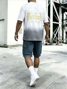 Conjunto de 2 Piezas de Ropa Urbana para Hombre: Camiseta con Cuello en V y Estampado de Letras Góticas en Degradado Blanco y Gris y Pantalones Cortos Cargo de Mezclilla - Product Image 3
