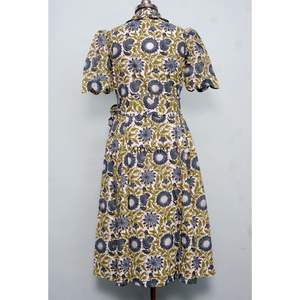 ชุดเดรสลำลองสไตล์โมเดิร์น แขนสั้น ความยาวปานกลาง เหมาะสำหรับงานปาร์ตี้ฤดูร้อน ผู้หญิง สวยหวาน สไตล์เรียบง่าย ผ้าฝ้ายพิมพ์ลายด้วยมือ ทรงคังกูร่า สีธรรมชาติ - Product Image 6