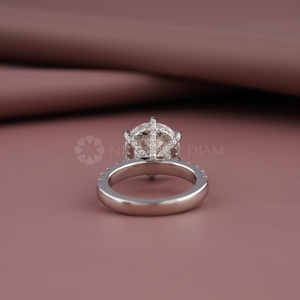 Anillo de diamantes con corte redondo y pavé, nuevo diseño, oro blanco con certificado IGI y claridad VVS para mujer, de proveedor indio. - Product Image 2
