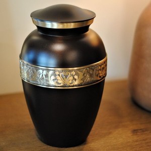 Urna de Latón con Acabado Mecanizado para Cenizas Humanas, Tamaño Adulto - Urna de Cremación de Metal con Corte de Precisión - Urna Conmemorativa con Superficie Trabajada para Funeral - Product Image 5