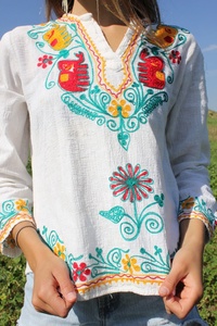 Blusa india vintage bordada estilo gitano, de algodón gasoso, con cuello en V, manga corta y estampado floral, ideal para celebraciones de verano. - Product Image 5