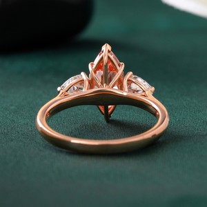 Anillo de Diamante Cultivado en Laboratorio de 1.62 CT, Corte Marquesa, Color Rojo Intenso, con Engaste de Puntas, Oro de 14K, Color Único y Exclusivo - Product Image 4
