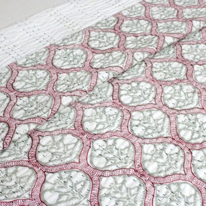Couette Kantha ethnique fabriquée à la main, réversible ultra douce et parfaite pour tous les climats - Product Image 3