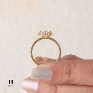 Anillo de compromiso vintage con diamante de laboratorio talla marquesa, banda grabada con patrón en oro amarillo de 14K, anillo tipo racimo - Product Image 6
