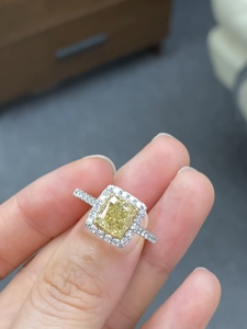 Bague de fiançailles halo avec diamant jaune radiant de 2 carats, cultivé en laboratoire, bande pavée en or blanc 14 carats, certifiée IGI - Product Image 2