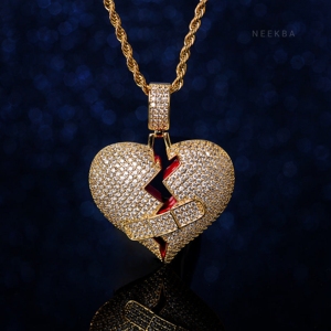 Colgante Corazón Curativo – Pieza de Plata 925 con Moissanita, Corazón de Amor Cosido – Colgante Corazón Reparador con Moissanita Helada - Product Image 2