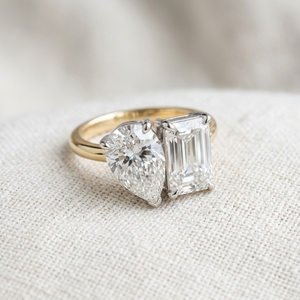 แหวนหมั้นเพชรและมรกตทรงคลาสสิกสองเม็ดทองคำขาว 18K สำหรับผู้หญิง ได้รับการรับรองจาก IGI เหมาะสำหรับงานแต่งงานและเป็นของขวัญ - Product Image 3