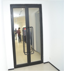 Porte coupe-feu vitrée sur mesure de qualité supérieure pour hôtels, aéroports et centres commerciaux, disponible pour une livraison mondiale - Product Image 3