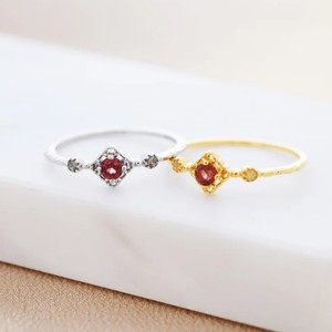 แหวนพลอยโกเมนและโอปอลธรรมชาติในตัวเรือนเงินแท้ 9250 หรือทองคำ แหวนพลอยโกเมนสีแดงธรรมชาติแบบกึ่งมีค่า ดีไซน์สไตล์วินเทจ - Product Image 3