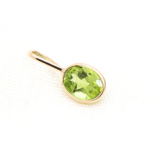 Pendentif pour femme fait main en pierre précieuse péridot de forme géométrique naturelle, serti clos en or plaqué 14 carats, pour la vente en gros - Product Image 1