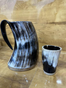 Jarra de Cuerno Natural Tallada a Mano con Base de Madera, Jarra Vikinga para Beber - Product Image 2